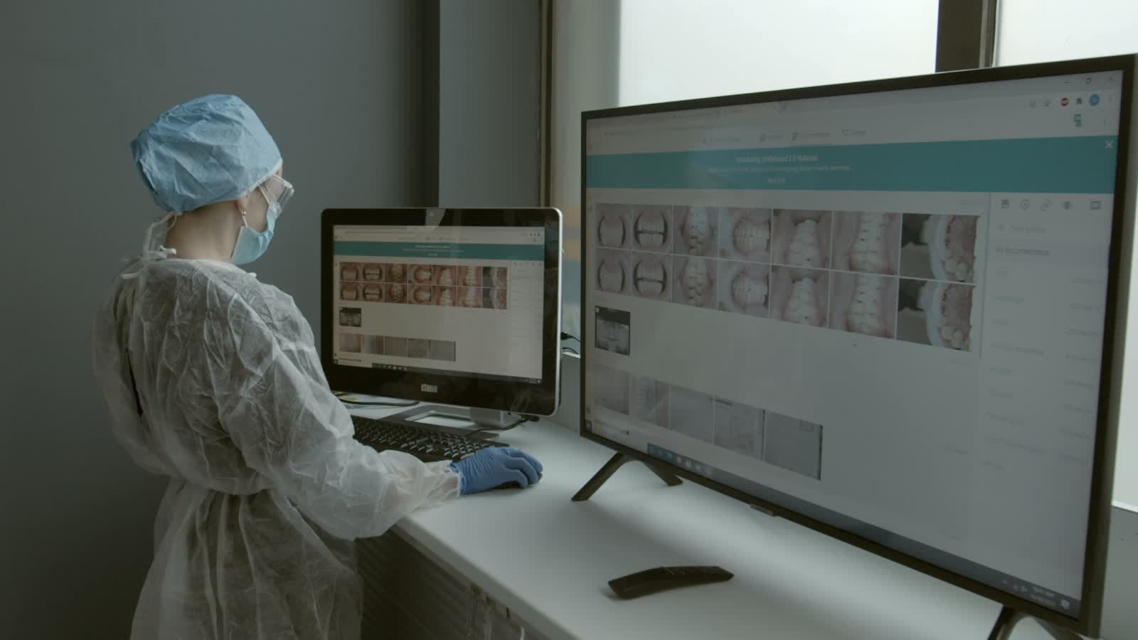 Planificarea digitală a unui caz, pe două monitoare, în clinică